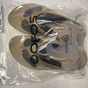 BRAND NEW IN BAG Women’s size 10 OOFOS Oolala Taupe sandal